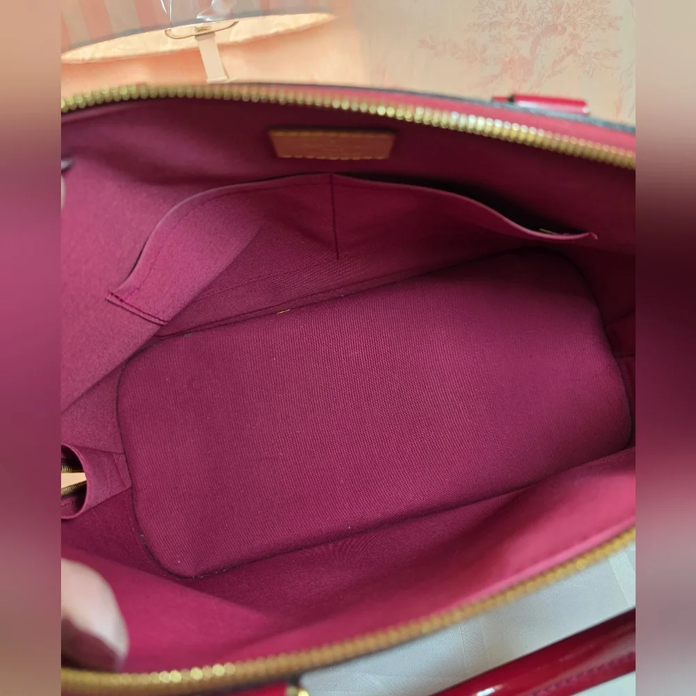 Louis Vuitton Vernis MM Alma. Red. Great Condition. - Picture 9 of 10